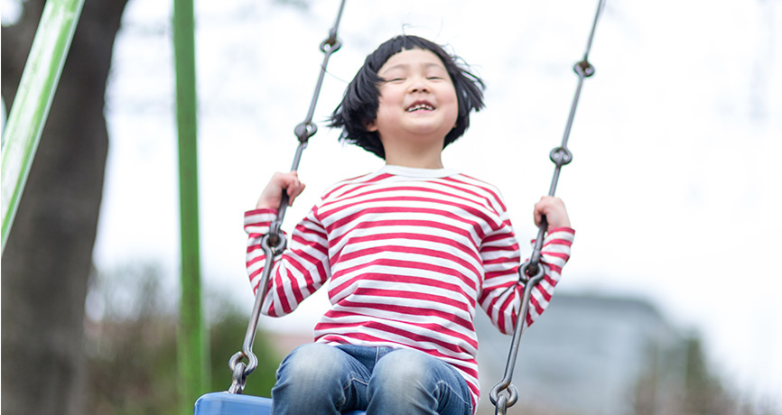 子供が立ち上がり、歩行をスタートする間に全身の運動機能が発達します。生活していく上で必要不可欠な身体の機能を本能的に作り出しています。